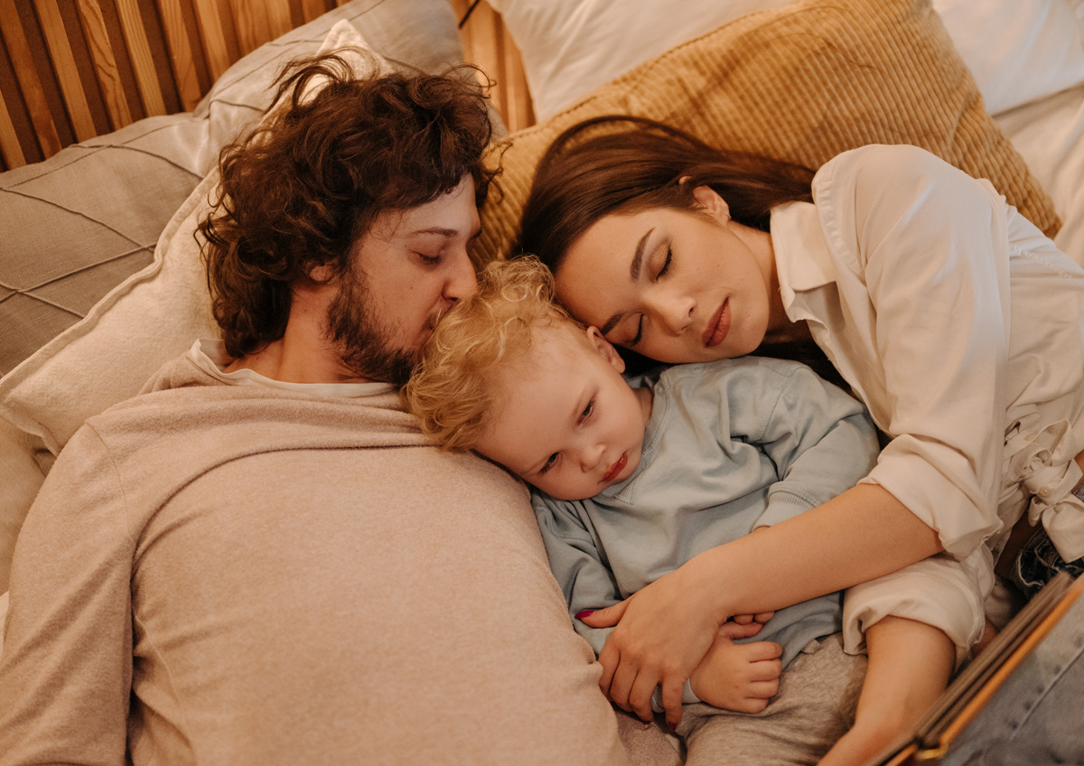 Совместный сон с новорожденным или отдельная кроватка – что выбрать?